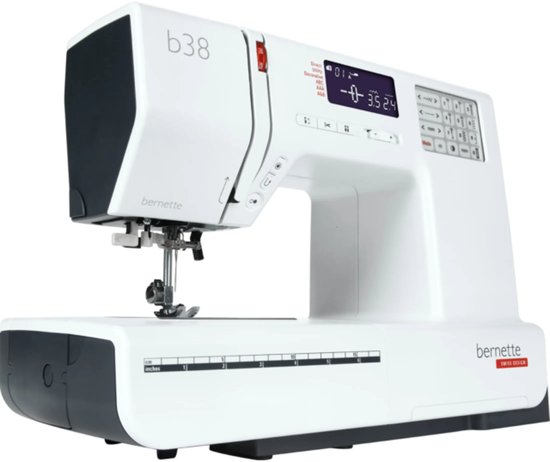 Witte Bernette b38 naaimachine, van de zijkant gezien met digitaal scherm.
