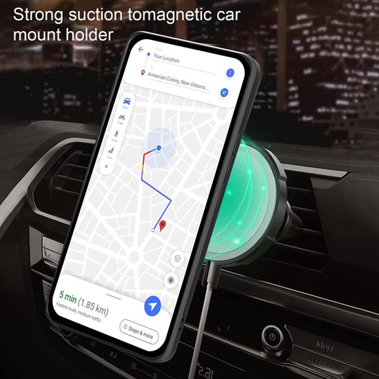 Zwarte pantser telefoonhoes met ringstandaard, magnetisch bevestigd aan een autohouder met navigatie.