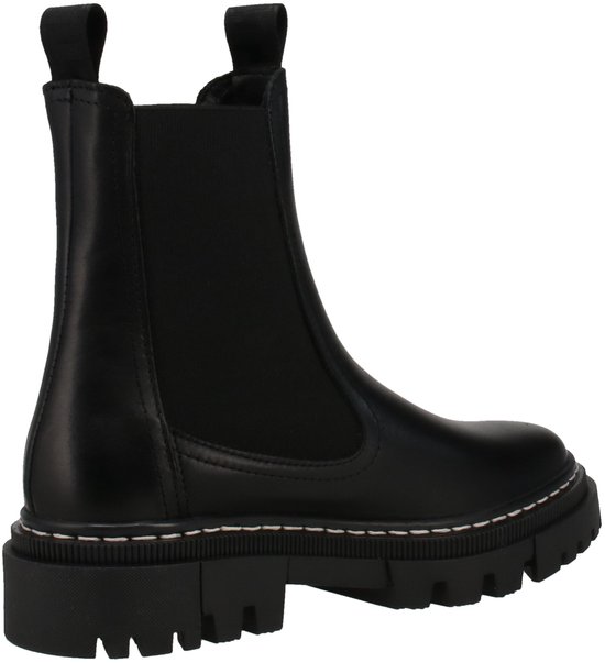 Zwarte leren chelsea boot met witte stiksels en dikke profielzool.