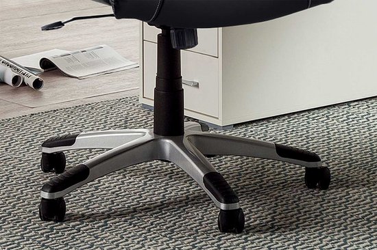 Base d'un fauteuil de direction noir avec cinq pieds argentés et roulettes noires sur un tapis gris.