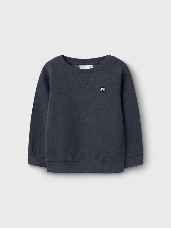 Donkerblauwe sweater met ronde hals, lange mouwen en een geborduurd logo links op de borst.