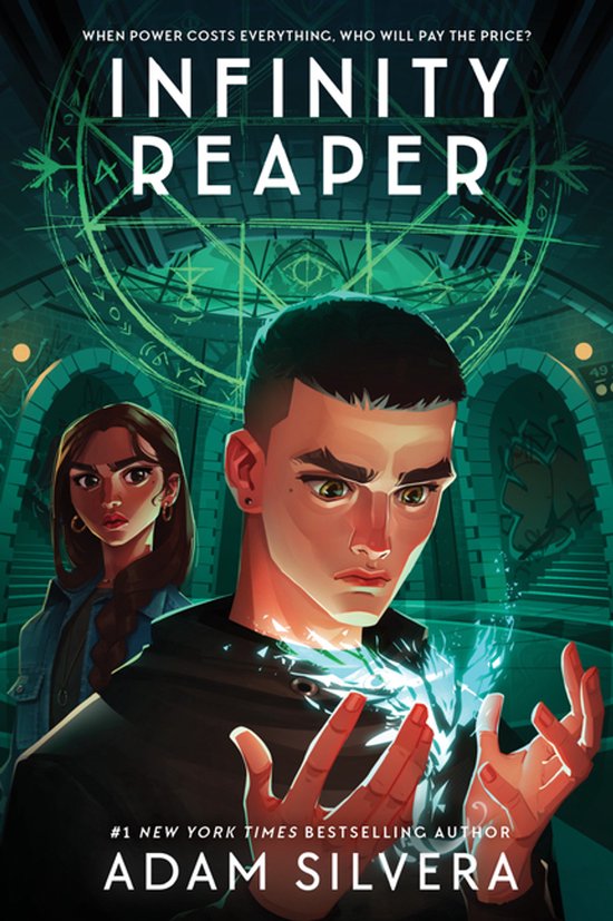 Boekomslag van Infinity Reaper met een jongeman die gloeiende magie uit zijn handen laat komen, met op de achtergrond een jonge vrouw en magische symbolen.