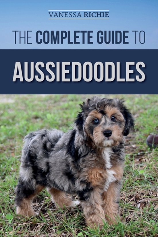 Boekcover met de titel 'The Complete Guide to Aussiedoodles' en een jonge Aussiedoodle puppy met een blauw gevlekte vacht.