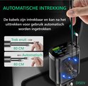 Zwarte autolader met twee uitschuifbare kabels (Lightning/USB-C) en een demonstratie van de automatische intrekfunctie.