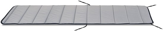 Donkergrijs, gewatteerd ligbedkussen met verticale stiksels en zwarte bies.