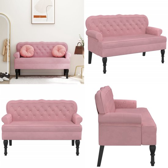 Roze fluwelen bankje met knopen, sierlijke rugleuning, ronde kussens en zwarte pootjes.