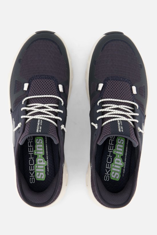 Bovenkant van twee blauwe Skechers Slip-ins Glide Step instappers met groene en witte inlegzolen.