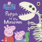Peppa Pig en haar broertje staan voor een dinosaurus skelet in een museum.