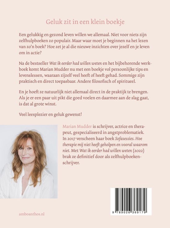 Portret van Marian Mudder, schrijfster, actrice en therapeute. Ze heeft rood haar en draagt een zwarte top.