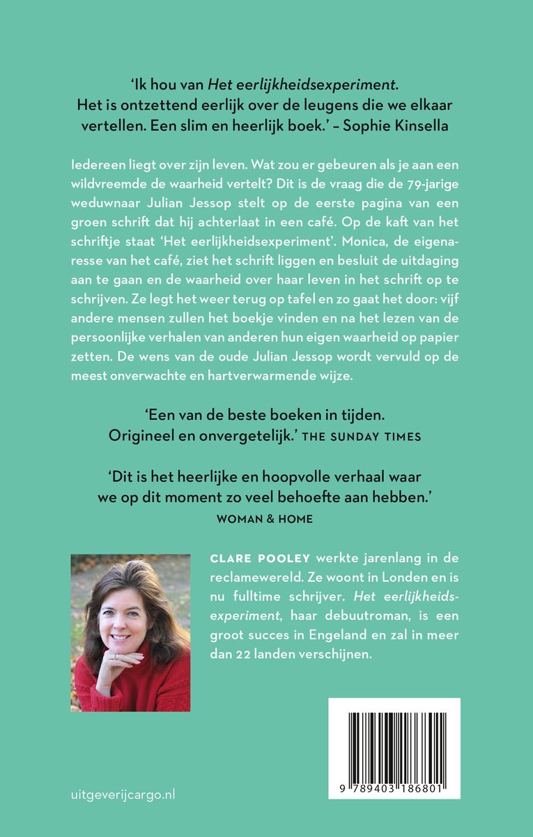 Foto van Clare Pooley met een witte blouse en een rode jas. Ze heeft donkerbruin haar en glimlacht.