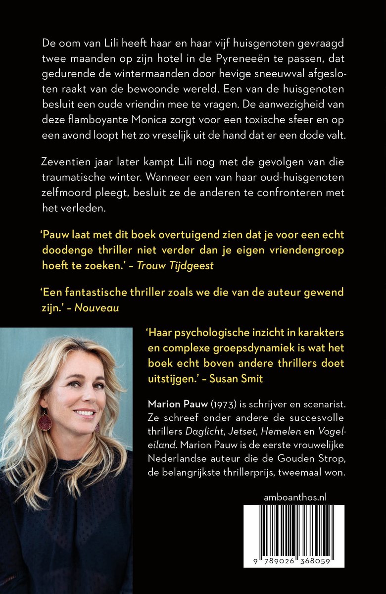Portret van schrijfster Marion Pauw, lachend, met blonde krullen en een blouse aan. Achtergrond met boekrecensies.