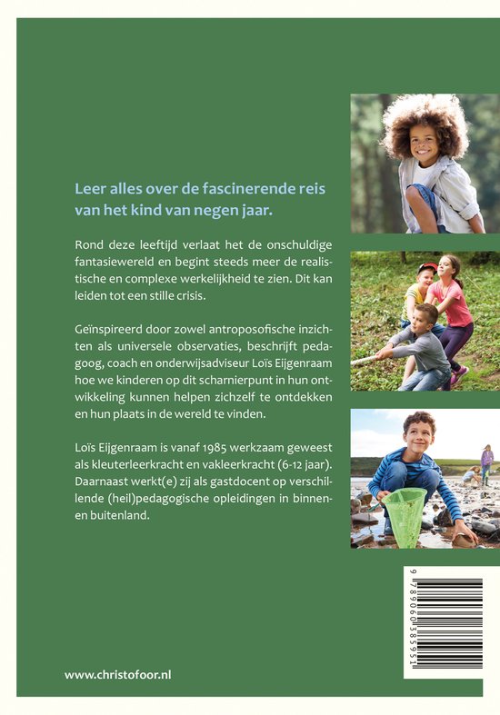 Achterkant boek met tekst en drie foto's van lachende kinderen. "Kind van negen" Christofoor.