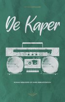 Boekcover met de titel 'De Kaper' in sierlijke letters boven een schematische tekening van een cassetterecorder.