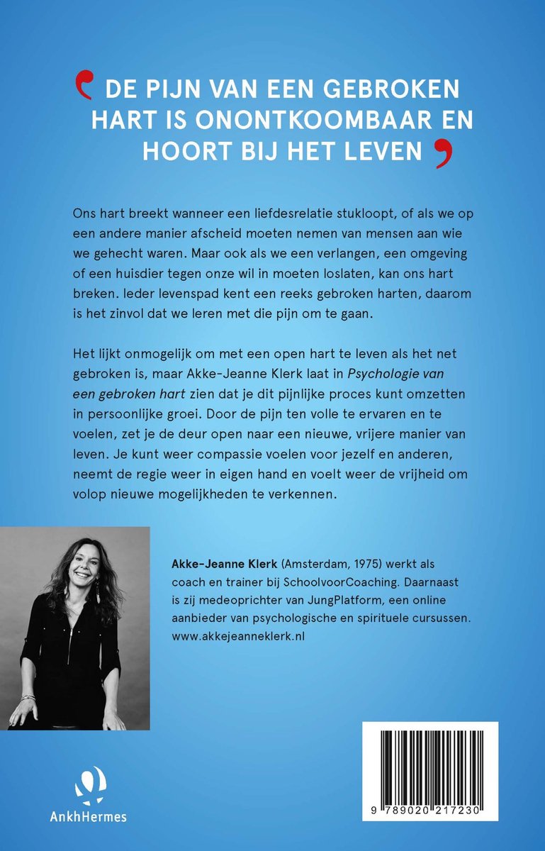 Achterkant boek met tekst 'De pijn van een gebroken hart is onontkoombaar en hoort bij het leven'. Foto van Akke-Jeanne Klerk en logo van AnkhHermes.