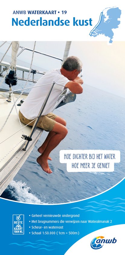 Man op een zeilboot, kijkend naar de horizon. Blauwe zee en de reling van de boot. 'Hoe dichter bij het water, hoe meer je geniet'.