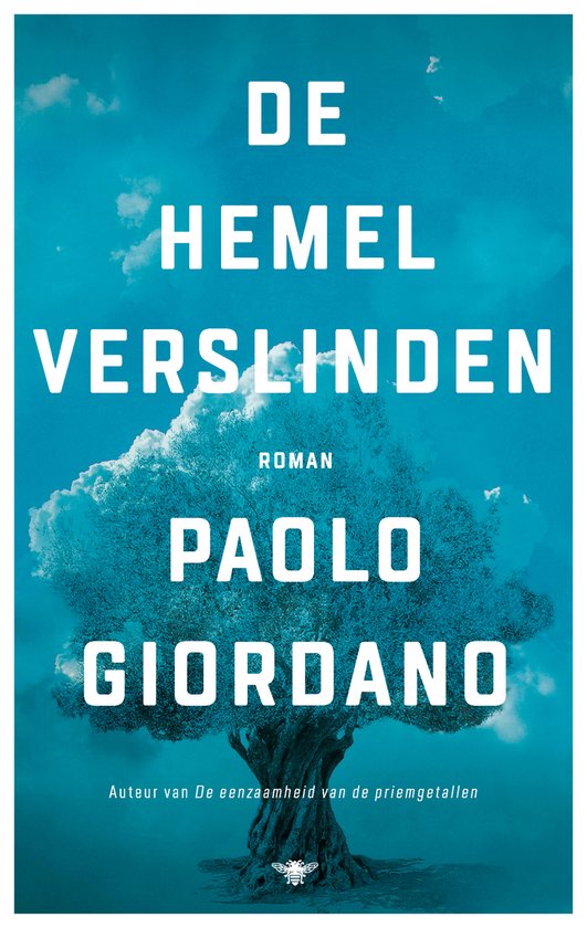 Boekomslag van 'De Hemel Verslinden' met een gestileerde boom tegen een blauwe lucht.