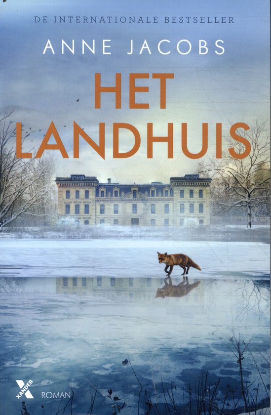 Een vos loopt over een bevroren meer met een groot landhuis op de achtergrond onder een bewolkte hemel. "Het Landhuis" door Anne Jacobs.