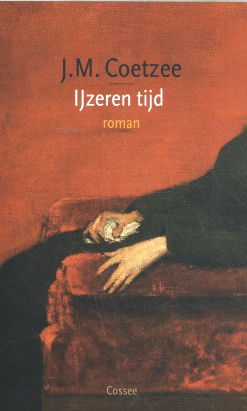 Boekhoes met titel "IJzeren tijd" van J.M. Coetzee. Een close-up van een rode, stoffige achtergrond en een hand die op een fluwelen stoel rust.