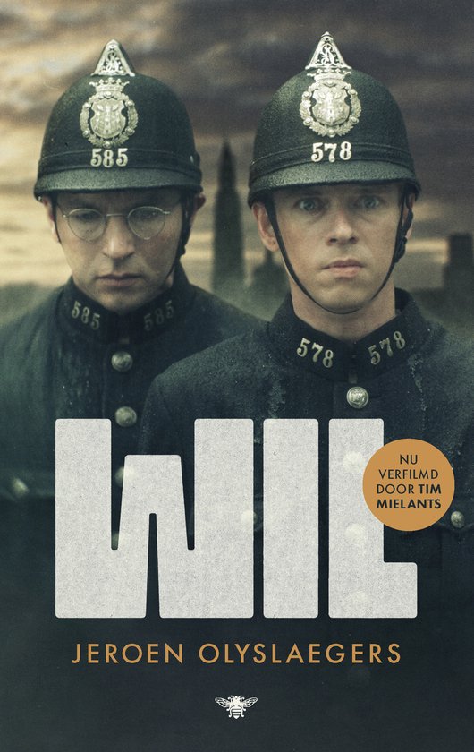 Twee mannen in politieuniformen uit het begin van de 20e eeuw met helmen, met het woord "WIL" erop.