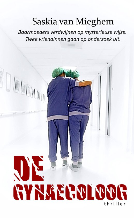 Twee verpleegkundigen met groene mutsen en blauwe scrubs omhelzen elkaar in een ziekenhuisgang. Titel: Saskia van Mieghem, De Gynaecoloog.