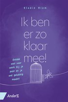 Boek "Ik ben er zo klaar mee!" met tekst, kooi en veren. Titel en afbeelding op paarse achtergrond.