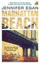 Boekomslag Manhattan Beach van Jennifer Egan met een foto van de Manhattan Bridge over de rivier tegen een beige achtergrond.