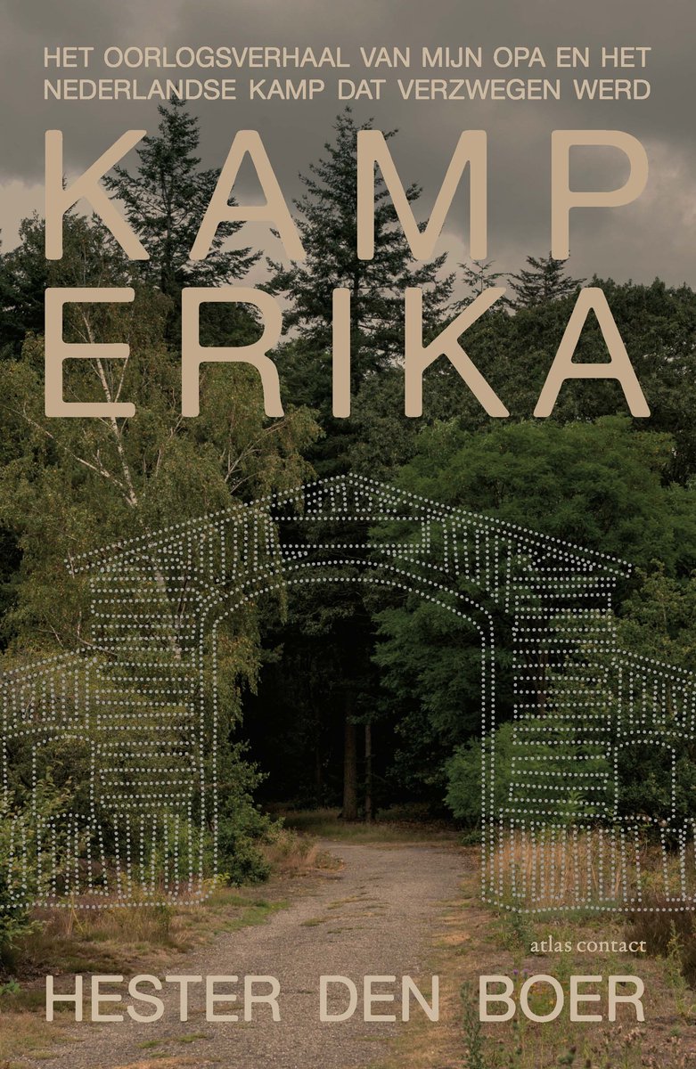 De cover van het boek 'Kamp Erika'. De titel 'Kamp Erika' staat groot in beige letters op een foto van een bos met een entree.