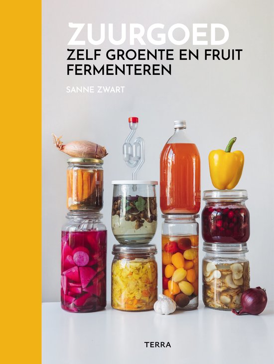 Boekomslag "Zuurgoed Zelf Groente en Fruit Fermenteren" met potten vol ingemaakte groenten en fruit.