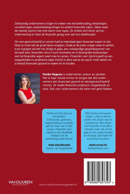 Femke Hogema, auteur en spreker, in rood shirt met witte kraag, glimlacht en kijkt naar links.