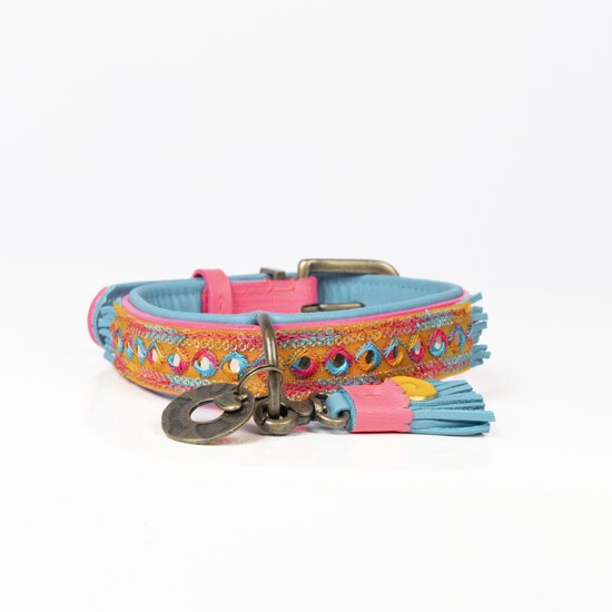 Felroze hondenhalsband met blauwe voering en een versierde geborduurde band met spiegels en blauwe franjes.