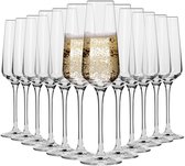 Twaalf champagneglazen op een rij, opgesteld in een V-vorm. Twee glazen zijn gevuld met champagne.