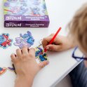 Enfant crée un porte-clés Stitch peinture diamant. Rouge, violet et bleu.
