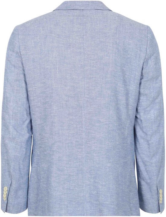 Achterkant van een lichtblauwe linnen blazer met knopen op de mouwen.