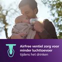 Vader voedt baby met een fles. AirFree ventiel zorgt voor minder luchttoevoer.
