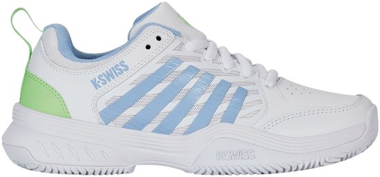 Witte K-Swiss tennisschoen met lichtblauwe strepen en lichtgroene hiel.