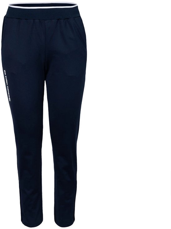 Donkerblauwe trainingsbroek met witte bies aan de tailleband en een logo op de linker broekspijp.