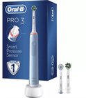Blauwe Oral-B Pro 3 elektrische tandenborstel op oplader, met 2 extra opzetborstels.