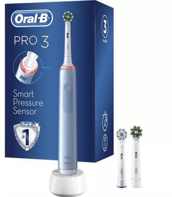 Blauwe Oral-B Pro 3 elektrische tandenborstel op oplader, met 2 extra opzetborstels.