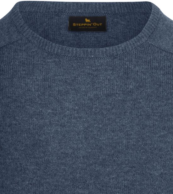 Detail van de ronde hals en het label van de Steppin' Out herentrui in midblauw.