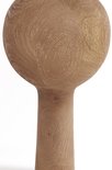Close-up van de gestructureerde bol en hals van een houten vloerlamp.