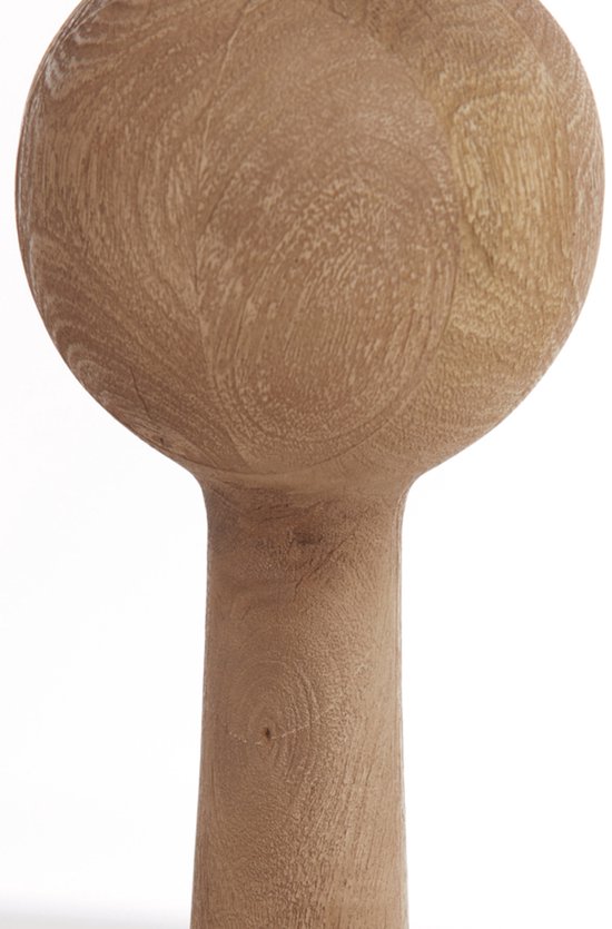 Close-up van de gestructureerde bol en hals van een houten vloerlamp.