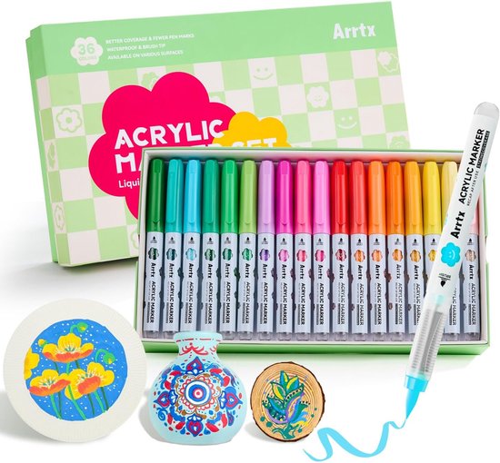 Arrtx acrylmarkers set van 36 kleuren in een groene doos, met beschilderde voorbeelden: vaas, houtschijfje en ronde schijf.