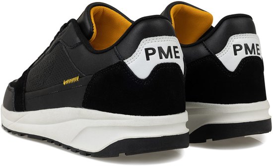 Achterkant van zwarte leren sneakers met 'PME' op de hiel en gele voering.