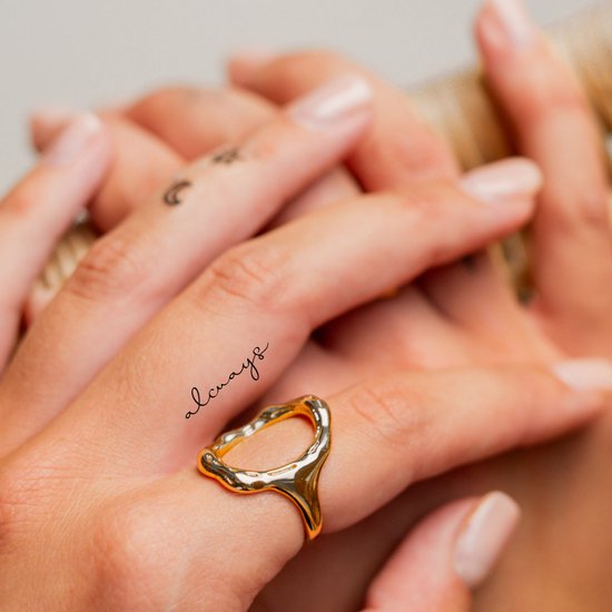 Vinger tekst tattoo | Neptattoo volwassenen | Tijdelijke tattoo voor volwassenen | Temporary tattoo | Plaktattoos voor volwassenen | Neptattoos | Probeer zorgeloos een tattoo | tattforaweek