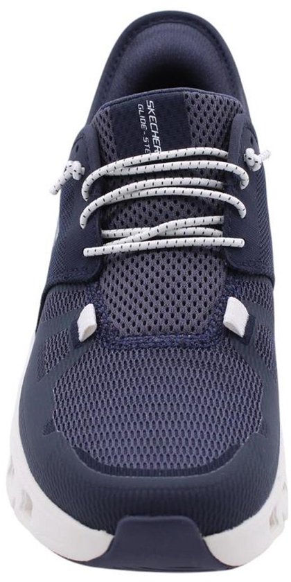 Vooraanzicht van een donkerblauwe Skechers sneaker met witte veters en witte zool.