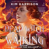 Boekcover van "Dead Witch Walking" met Kim Harrison, vrouw met rood haar omringd door vlammen.