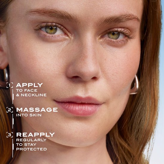 Close-up van een gezicht met tekst: APPLY TO FACE & NECKLINE, MASSAGE INTO SKIN, REAPPLY REGULARLY.