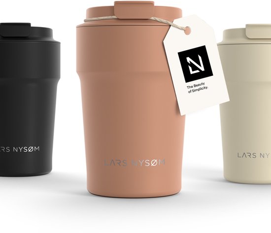 Drie Lars Nysøm mokken: een zwarte, een blush rose met een label en een crème kleurige. Het label toont het Lars Nysøm logo.