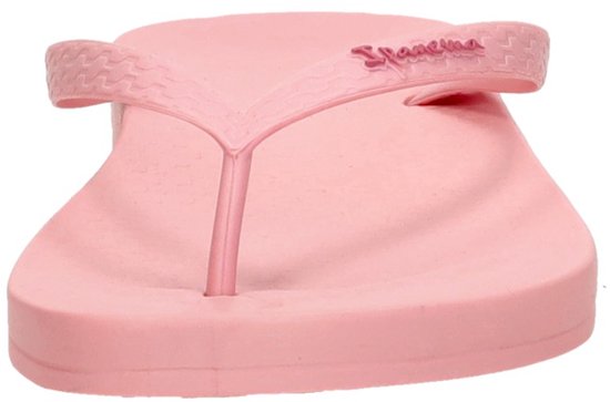 Roze Ipanema slipper met gestructureerde bandjes en een reliëfpatroon op de zool.