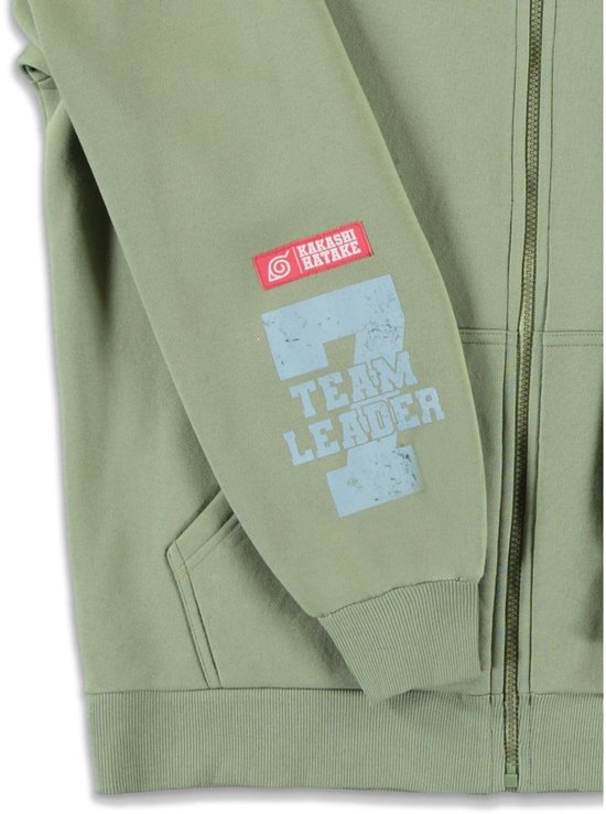 Detail van de mouw van een lichtgroene hoodie met "Kakashi Hatake" en "TEAM LEADER".